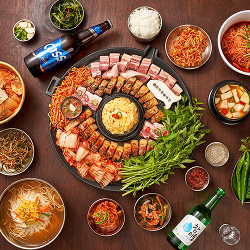 솥뚜껑에 굽는 삼겹살과 묵은지, 콩나물, 미나리